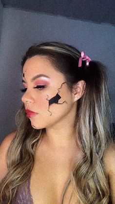 Easy Halloween Face Paint For Women, Simple Cute Halloween Makeup, Halloween Makeup Last Minute, Simple Halloween Makeup Ideas, Quick Halloween Makeup, Half Face Halloween Makeup, Broken Doll Makeup, Easy Halloween Face Painting, Pretty Halloween Makeup