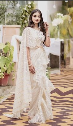 White Ruffle Saree, Designer Sadi, Saree Wearing Style, Ruffled Saree, Gown Designs, Saree Beautiful, Saree Wearing, Saree Wearing Styles, Saree Draping Styles