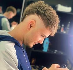 Men Short Hair Fade, Skin Fade Hairstyle, Very Short Hair Men, High And Tight Haircut, Short Hair Designs, Mens Haircuts Short Hair, Men Haircut Curly Hair