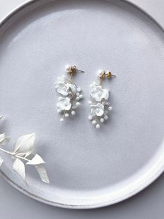 Are you looking for floral bridal earrings? You'll find them here! These earrings made of white ceramic flowers are a real eye-catcher and perfect as bridal jewelry! Stud earrings made of 316L stainless steel jewelry wire Pearls and fine ceramic flowers For more jewelry inspo, check out our shop! You can also find matching hairpins here 🤍 💫 Delicate White Jewelry For Wedding, Flower-shaped White Jewelry For Wedding, White Flower Jewelry For Wedding, White Pearl Drop Bridal Accessories As A Gift, White Bridal Accessories With Pearl Drop For Gift, White Wedding Jewelry With Flower Decoration, White Flower Decoration Wedding Jewelry, Elegant White Flower Bridal Accessories, Elegant White Floral Bridal Accessories