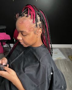 Pink And Black Small Knotless Braids, Red Peek A Boo Knotless Braids, Pink Peekaboo Hair Braids, Small Knotless With Color, Small Knotless Box Braids With Color, Knotless With Color, Colored Knotless Braids For Black Women, Small Knotless Box Braids, Small Box Braids Hairstyles