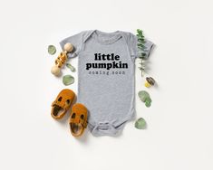 Announce your pregnancy this fall with a super cute bodysuit. Retro typography onesie, available in a selection of colors ships out super fast so you can tell your loved ones the exciting news! Absolutely adorable outfit and the perfect pregnancy reveal, share the news with your friend, and family and turn it into a forever keepsake. The newborn outfit will be a unique addition to family photos and baby photoshoots.A simple but practical way to reveal the great news that you are expecting, and w Fall Cotton Onesie With Letter Print, Baby Announcement Onesie, Unique Pregnancy Announcement, Retro Typography, Month Colors, Newborn Outfit, Screen Printing Designs, Pregnancy Reveals, Exciting News