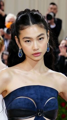 Unique Elegant Hairstyles, Long Wavy Hair Ponytail, Elegant Asian Hairstyles, Hair Ideas For Strapless Dress, Elegant Hairstyles Casual, Asian Hairstyles Wedding, Formal Hairstyles For Wavy Hair, Fancy Event Hairstyles, Side Part Formal Hair