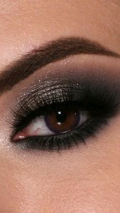 Make Up Yeux, Trucco Smokey Eye, Easy Smokey Eye, Grey Eye Makeup, Dark Smokey Eye, Evening Eye Makeup, Silver Eye Makeup, Black Eye Makeup