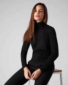 Envelop yourself in N.Peal Superfine - here in a roll neck cashmere sweater. Made from 100% Mongolian Cashmere. Available in Black. Receive complimentary delivery and bespoke wrapping on all orders. Turtle Neck Sweater, Roll Neck Jumpers, Cashmere Yarn, Cashmere Jumper, Ladies Of London, Roll Neck, Cashmere Sweater, Cashmere Sweaters, Chunky Knit