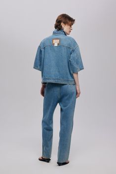 Details: Vintage workwear jeansDeconstructed reverse pockets for a unique look.Scoop pockets with colour blocking prints, rich in texture.Slightly curved, loose-fitting nine-minute tapered trouser shape Materials & Care: Cotton: 89.2 %Polyester: 8.4 %Other fibres: 2.4% Hand wash | Dry clean Do not bleach Size & Fit: Model is 5'7", Bust 32, Waist 24, Hips 35, wearing a size S Item #: JN3DP06 Denim Blue Jeans With Flap Pockets For Work, Relaxed Fit Cropped Jeans With Patch Pockets For Work, Denim Pants With Flap Pockets For Spring, Spring Denim Pants With Flap Pockets, Relaxed Fit Medium Wash Pants With Patch Pockets, Relaxed Fit Denim Pants With Patch Pockets, Relaxed Fit Cropped Jeans With Pockets In Rigid Denim, Relaxed Fit Rigid Denim Pants With Pockets, Casual Workwear Cropped Jeans With Patch Pockets