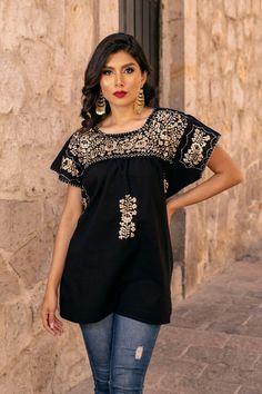 This Beautiful Hand embroidered blouse has a unique and Mexican inspired Floral design. The blouse is a fresh linen embroidered with cotton string by a Mexican Artisan. Note: Shoes and Jewelry modeled may be purchased here: Shoes: https://www.etsy.com/es/listing/828873953/zapato-artesanal-de-plataforma-zapato?ref=listings_manager_grid Filigrana Earrings: https://www.etsy.com/es/listing/637147293/filigrana-redonda-filigrana-clasica?ref=listings_manager_grid MORE BLOUSES HERE: https://www.etsy.com/es/shop/SoleiEthnic?ref=seller-platform-mcnav&section_id=25358815 Short Sleeve Cotton Top With Resham Embroidery, Cotton Short Sleeve Top With Resham Embroidery, Cotton Embroidered Top With Resham Embroidery Short Sleeve, Cotton Embroidered Top With Resham And Short Sleeves, Cotton Short Sleeve Blouse With Resham Embroidery, Cotton Blouse With Resham Embroidery, Cotton Blouse With Resham Embroidery, Short Sleeve, Embroidered Tunic Blouse For Festivals, Festival Short Sleeve Tops With Resham Embroidery