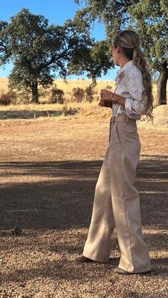 Summer Farm Outfit Women, Cute Farm Outfits Summer, Relaxed Country Outfit, Classy Country Aesthetic, Farm Outfit Women Aesthetic, Countryside Summer Outfit, Summer English Country Outfits, Country Feminine Style