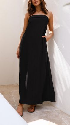 Feel effortlessly chic in this pocketed maxi dress with a relaxed fit. Featuring a strapless design, a bustline fold, and an invisible back zipper for a sleek silhouette. Casual Maxi Dress With Straight Neckline For Vacation, Strapless Summer Dresses With Pockets, Casual Maxi Dress With Straight Neckline, Strapless Solid Color Maxi Dress For Beach, Chic Midi Dress With Pockets For Casual Wear, Vacation Maxi Dress With Pockets, Black Maxi Dress With Side Slits And Spaghetti Straps, Maxi Length Beach Dress With Pockets, Plain Maxi Dress For Beach