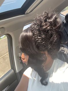 Prom Wig Hairstyles, Bun With Curls Hanging Down, Messy Updo Black Women, Shower Hairstyles, Curly Hairstyles Black Women, Henna Makeup, Turning 22, Hair Henna, Faceless Pics