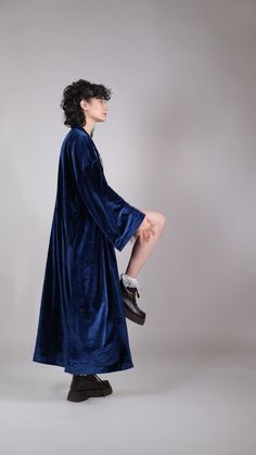 Navy blue velvet kimono with inner lining and pockets, Adjustable standard size kimono with belt, long pockets and black lining.  Standard sizes (suitable for sizes XS - L) Unisex Length : 130-135 cm Width: 76 cm  Colors: Navyblue  The model is 170 height and size S Materials: Navy blue velvet lined with satin lining  Dry Cleaning Only  Designed in Turkey 100% original 100% handmade Free shipping worldwide Kimono With Belt, Velvet Kimono, Navy Blue Velvet, Navy Velvet, Blue Velvet, Shawls And Wraps, Scarf Wrap, Scarf Accessory, Art Collection