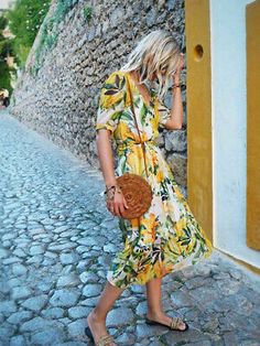 Top Rated H&M CHIFFON YELLOW LEMON LILY FLORAL FLOATY TEA MIDI SUMMER DRESS size 14 16 44, Clothing Pieces Season, Lemon Print Dress, Lemon Dress, Midi Dress Summer, Summer Season, Look Chic, Affordable Fashion, Chiffon Dress, Spring Summer Fashion