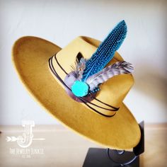 If you’re looking for the perfect accessory to complement your favorite boho style, look no further. This Boho-Style Western Felt Hat w/ Natural Feather & Turquoise Hat Accent by The Jewelry Junkie is absolutely everything that you need. Not only is it easy to incorporate into any and all outfits, but the genuine leather and natural feathers of the band immediately elevate whatever it is you’re wearing. One Size Hat with adjustable inner hat liner (see last photos) The same primary feathers will Turquoise Hat, Western Hat, Leather Hat, Medium Handbags, Packing Jewelry, Leather Hats, Turquoise Howlite, Handbag Straps, Metallic Hair