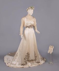 CHARMEUSE WEDDING GOWN & ACCESSORIES, c. 1908 (#0140) on Feb 15, 2023 | Augusta Auctions in VT 1909 Fashion, Gown Accessories, Wedding Gown Accessories, Vintage Style Wedding, Ivory Wedding Dress