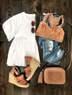 Gucci Fashion Show, White Peplum Tops, Casual Wedges, Wedges Style, Bohol, Mode Inspo, Style Spring, Looks Style