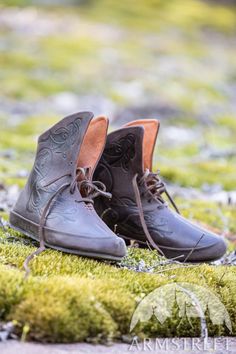 Viking Leather Shoes with Lacing and Wolf Embossing for sale. Available in: brown leather, black leather, rubbed brown leather :: by medieval store ArmStreet Women Viking, Medieval Shoes, Medieval Boots, Costume Viking, Viking Shoes, Viking Costume, Viking Clothing, Medieval Costume, Modern Shoes