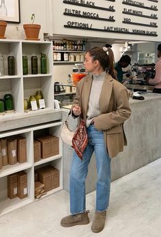 Frankie Shop Blazer, Casual Winter Outfits For Women, Fall Chic Outfits, Stylish In Winter, Mantel Outfit, Winter Outfits For Women, Daily Outfit Inspiration, The Frankie Shop, Uggs Outfit