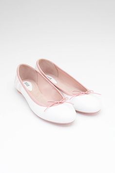 Our Ladies Lyra Ballet Flats feature a traditional design with a supple Nappa leather upper creating a beautifully soft, matt finish. Crafted for all day comfort, our Ballet Flats are the perfect shoe for on the go with its cushioned teardrop heel and elastic drawstring allowing for a customisable fit. Our BLOCH Ballet Flats come specially packaged in a drawer box; individually wrapped in tissue paper and kept in a breathable mesh ribbon bag. Features Nappa leather upper Matte finish All-weather TPU outsole Textile lining  Cushioned teardrop heel Functional elastic drawstring  Bloch branding Heel tab Coquette Ballet Flats, Ballerina Essentials, Cute Flats Shoes, Ballerina Flats Outfit, Cute Flat Shoes, Repetto Flats, Bloch Ballet, Cute Shoes Flats, Ballet Flats White