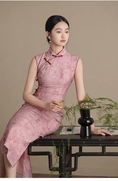 Traditional Cheongsam, Pink Chinese Dress, Qipao Outfit, Cheongsam Modern, Japan Dress, Chinese Qipao, Modern Qipao, Chinese Traditional Dress, Modern Cheongsam