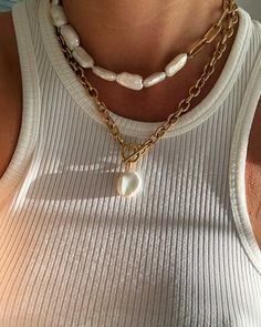 This half pearl half chain necklace features rectangular pearls and a trendy paper clip chain. Free shipping! Half Pearl Half Chain Necklace, Half Chain Necklace, Diy Pearl Necklace, Sun Jewelry, Foto Inspo, Pearl Statement Necklace, Pearls Diy, Pearl Accessories, Diy Jewlery