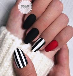 Black Red White Nails, Matte Black Nails, Square Nail Designs, Short Square Nails, Makijaż Smokey Eye, White Nail Designs, Trendy Nail Art, Short Nail Designs, Simple Nail Designs