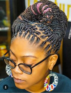 #locs #stlyedlocs #coloredlocs #womenlocs Medium Loc Styles, Hairdos For Medium Length Hair, Coloured Dreads, Dreadlocks Updo, Up Hairdos, Hairstyles Medium Length, Loc Hairstyles