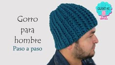 a man wearing a blue knitted hat with the words gorro para hombre