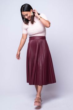 The Pelia Pleated Midi is a must-have for any wardrobe. This midi skirt features delicate pleating, an elastic back panel for a comfortable fit, and is made from luxurious burgundy vegan leather. Its A-line design flatters any figure and adds a touch of sophistication to any outfit. Hand Wash Cold Import 55% PU | 45% Viscose Fit Guide: Tabatha is 5ft 3 inches; Bust 34”, Waist 24”, Hips 36” Model is wearing a size small True to size *available at our Bandit location