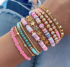 Clay Bead Bracelet Ideas Not Preppy, Beads Bracelet Design Summer, Clay Bead Accessories, Preppy Bracelet Patterns, Aesthetic Heishi Bracelet Ideas, Aesthetic Braclets Ideas Beads, Preppy Beaded Jewelry, Heishi Bracelet Ideas Preppy, Aesthetic Clay Bracelets