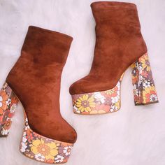 Elevate your style with the Suede Floral Platform Boots, a spin-off of the best-selling Suede Platform Heels. These boots feature a stunning '70s-inspired floral print on the platform, combining vintage charm with contemporary flair. Stunning '70s-inspired floral print on the platform for a unique and eye-catching look Crafted from high-quality suede for a luxurious feel and durability Perfect for nights out or adding retro glamour to everyday outfits. Funky Platform Boots, Shoe Necessities, 70s Platform Boots, Funky Style Outfits, 70s Hippie Fashion, Retro 70s Fashion, 70s Platform Shoes, 70s Fashion Hippie, Suede Platform Boots