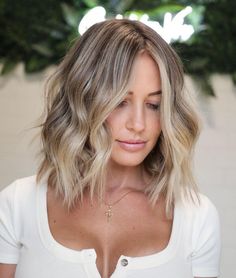 Bronde Lob with Shaggy Waves Top Hair Trends 2024, Bronde Haircolor Short Bob, Bronde Haircolor Blondes, Lived In Blonde Bob, Shoulder Length Hairstyle, Shoulder Bob, Lob Hair, Tan Skin Blonde Hair, Blonde Lob