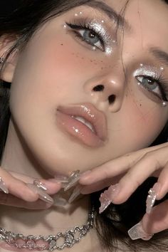 Most Beautiful Makeup Looks, Makeup Ideas Black And White, Silver Makeup Halloween, Black And White Douyin Makeup, White Angel Makeup Aesthetic, Rinstonestone Makeup, Brown Silver Eye Makeup, Grunge New Years Makeup, Nye Rave Makeup