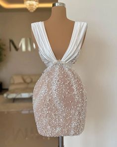 Women White Dress, White Dress For Women, Hair Tomboy, Women Images, Classy Prom, Short Hair Tomboy, Prom Outfit, Gold Prom, Party Wear Gown