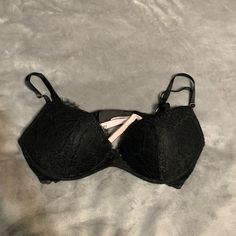 Never Worn Black Padded Bra, Fitted Padded Black Bra, Fitted Black Padded Bra, Black Lace Bra For Night Out, Black Padded Bra For Night Out, Black Padded Cup Bra, Victoria's Secret Black Bra For Night Out, Black Lace Bra With Removable Pads, Fitted Black Push-up Bra