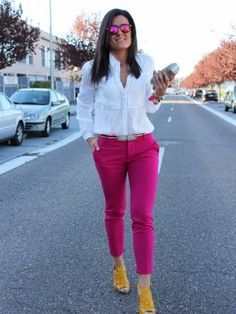 Combinar Camisa-Blusa Blanca Blanco, Pantalones Rosa Fucsia Zara, Bolso Beige Zara, Tacones-Plataformas Amarillas Zara, Cómo vestirse y combinar según Mermy el 29-4-2013 Pink Pants Outfit, Spring Fashion Chic, Outfits Primavera, Look Office, Grunge Look, Yellow Shoes, Colored Pants, Fashion Lady