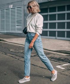 31 Trendy and Casual Outfits with Vans Comfy jeans outfit, Mom jeans Vans Fashion Outfits, High Waist Outfit, Slip On Outfit, Surfergirl Style, Mom Jeans Outfit Winter, Comfy Jeans Outfit, Jeans And Vans, Jeans Outfit Winter, Vans Outfit