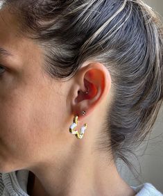 Black Enameled Small Huggie Hoop Earrings | Gold Clover Hoop Earrings | Simple Geometric Jewellery | Black and White Enamel Earrings  Ready to Ship!  Approx 1 inch in width S O C I A L * M E D I A Follow us on Instagram: https://www.instagram.com/_andkatedesigns/ Y O U * M A Y * A L S O * L I K E To See Our Entire Shop: https://www.etsy.com/shop/andKateDesigns Geometric Jewellery, Bold Rings, Chic Bracelet, Hoop Earrings Gold, Boho Accessories, Earrings Simple, Geometric Jewelry, Enamel Earrings, Huggie Hoop Earrings