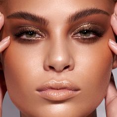 An award-winning, multipurpose, long-wearing, waterproof cream pigment that safely can be used as an eyeshadow, lip stick and blush for up to 24 hours. Beauty Fotografie, Bronze Makeup Look, Golden Makeup, Bronze Eye Makeup, Make Up Gold, Gold Smokey Eye, Mekap Mata, Danessa Myricks, Gold Eye Makeup