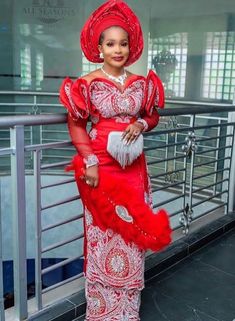 This native dress is the latest supercute style to rock on your traditional wedding day. Latest George Wrapper And Blouse Styles, Latest George Styles For Traditional Wedding, George Blouse And Wrapper Styles, George Wrapper And Blouse Styles, Lace Blouse Styles For Wrapper, Igbo Blouse Styles For Wrapper, Fashion African Dresses, George Styles