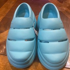 Women Turquoise Clog Size 10 Ugg Women, Shoes Ugg, Womens Uggs, Mule Clogs, Ugg Shoes, Sports Women, Clogs, Color Blue, Size 10