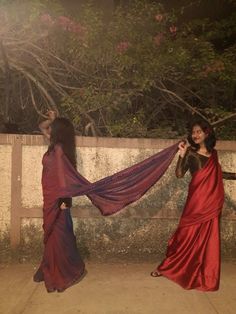 Saree Poses For 2 People, Saree Poses With Friends Photoshoot Ideas At Home, Best Friends Saree Poses, Saree Photoshoot With Friends, Saree Pose Aesthetic, Best Friend Poses Aesthetic Traditional, Bff Saree Poses, Photo Pose With Saree, Aesthetic Desi Photoshoot Idea