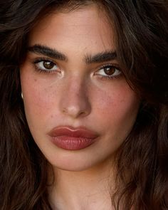 French Formal Makeup, Fall Natural Makeup Looks, Medium Tone Makeup, Light Academia Aesthetic Makeup, Light Olive Skin Makeup, Olive Skin Tone Makeup Looks Brown Eyes, Italian Make Up Look, Light Skin Medium Contrast Makeup, French Girl Aesthetic Makeup