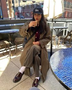 Boat Shoes Outfit, Doc Martens Outfit, Quoi Porter, Cold Fits, Neue Outfits, Double Breasted Trench Coat, Street Style Winter, Girl Fits, Fall Fits