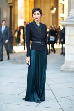 Parisian chic: these street style looks add just the right amount of French flair. Paris Street Fashion, Paris Street Style Fall, French Street Fashion, Parisienne Chic, Fashion Week Spring 2014, Paris Chic, Paris Mode, Paris Fashion Week Street Style, Modesty Fashion