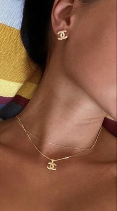 Delicate Necklace Layering, Classy Assesories, Gold Vintage Necklaces, Tiffany Necklace Aesthetic Layering, Cartalige Earrings, Chanel Gold Jewelry, Gold Jewelry Stacking Necklace, Gold Luxury Jewelry, Luxury Necklace Stack