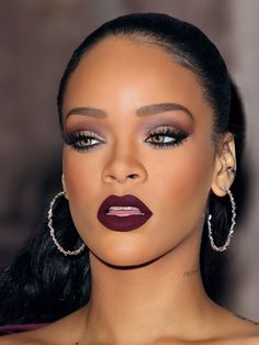 Maquillage pour peau noire - les meilleures astuces pour le sublimer! Dark Lipstick Dark Skin, Make Up Guide, Makeup Basics, Grey Smokey Eye, Burgundy Makeup, Eva Marcille, Pink Smokey Eye, Nye Makeup