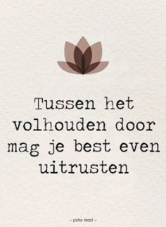 a quote written in german on a piece of paper that says tussen net vollhoden door mag je best even uttrusten