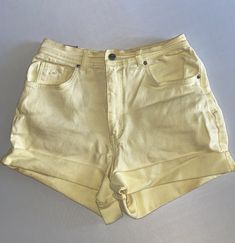 High waisted vintage yellow Mom shorts With a bow on the back pocket. Can also be taken off if you don't want it Yellow Shorts, Mom Shorts, Vintage Yellow, Shorts With Pockets, Short Outfits, Casual Shorts, High Waisted, Womens Shorts, Clothes For Women