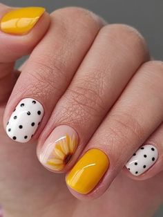 short sunflower nails Short Pop Art Nails Designs, Short Nail Yellow, Vibrant Short Nails, Pretty Gel Nails Summer, Short Nails Sunflower, White Nails With Sunflower Design, Trendy Nails Gel Summer, Yellow Nails With Sunflower, Short Cute Summer Nails