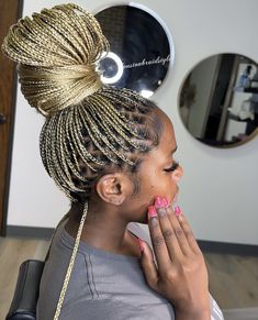 No Part Knotless Braids, Knotless Box Braids In A Bun, Blonde Cornrows Black Women, Blonde Goddess Knotless Braids, Mixed Color Braids, Color Braids For Black Women, Blonde Boho Knotless Braids, Blonde Knotless Box Braids, Mixed Braids